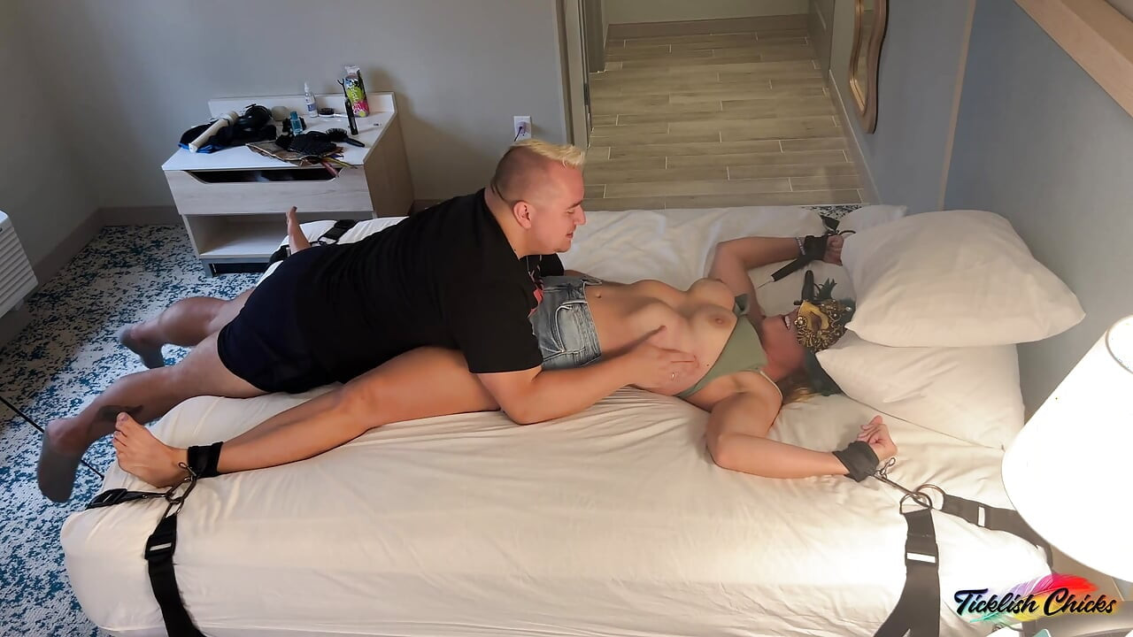 TICKLISH CHICKS - รุ่นแม่น่าเย็ดนมใหญ่ Jenna D ถูกมัดบนเตียงและทนความโกรธเย้ายวนของ Matt