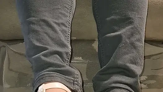 Tetap diabaikan di kakiku dan sandal kotor