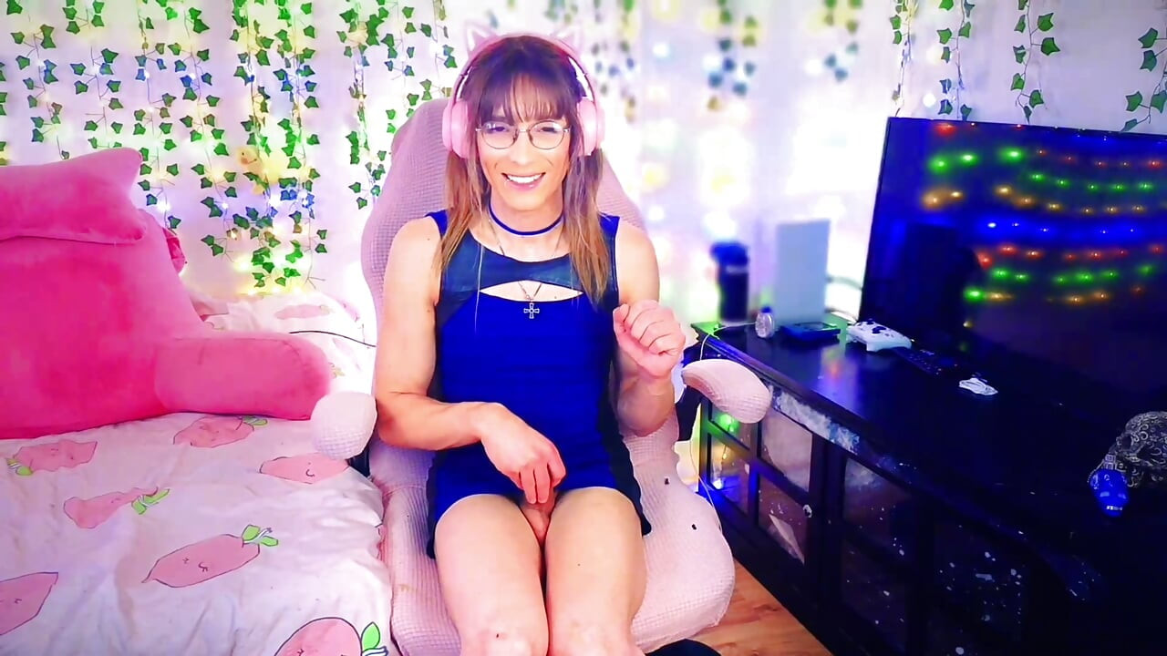 かわいいトランスジェンダーの女の子はとても筋肉質です