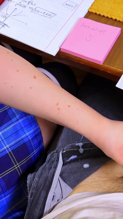 学校 - 在桌子下的数学课上再次给他撸管。公共场合的女学生 | 短片 1