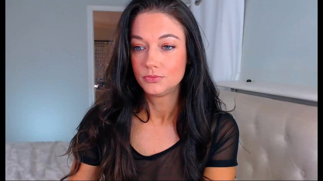 Oozing Hot Brunette Dildos Her Pussy