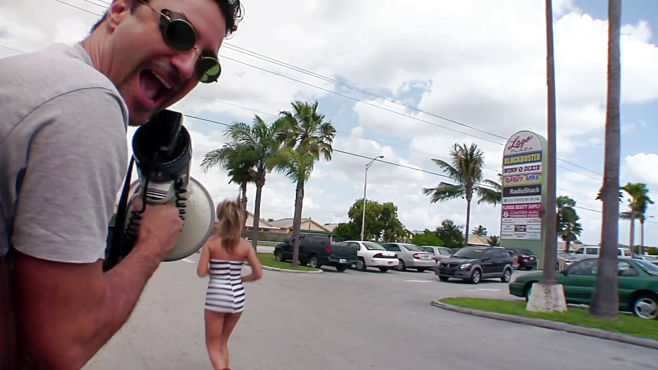 मोटा वीर्य चेहरे की 4 नन्ही कमसिन चूत को दर्जनों तरीकों से चोदा जा रहा है