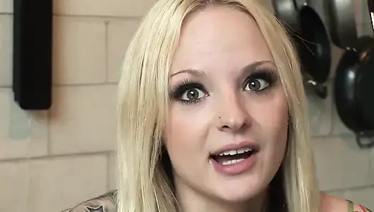 Tante seksi rambut pirang dientot habis-habisan sama kontol besar pria kulit hitam...