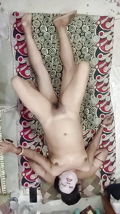 Masajeo a mi esposa milf en su gran cuerpo desnudo es un regalo para mi esposa