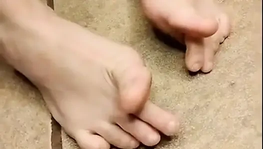 Большие ступни длинных пальцы ног над видом