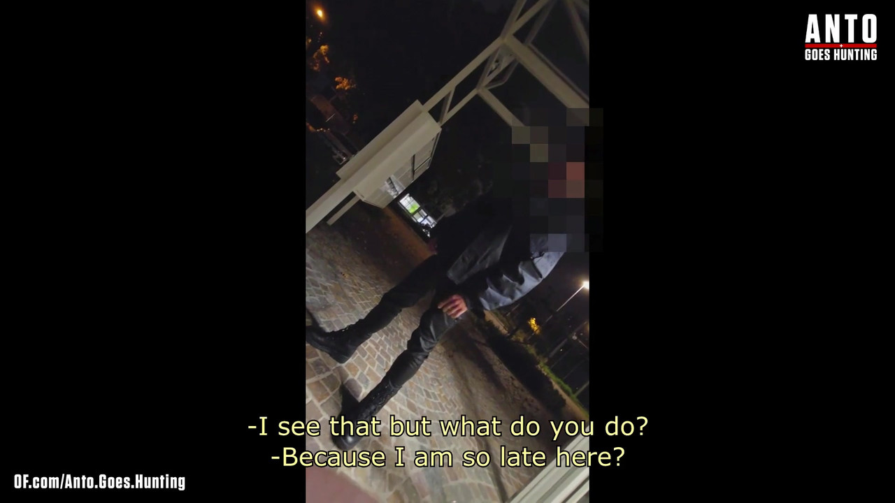 另一个保安走近并说服