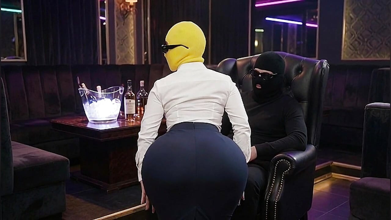 Sexy sekretářka tančí a twerkuje pro jejího šéfa