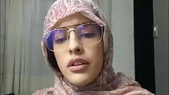 彼女のヒジャーブを着て、肛門の方法で複数のコックとセックスをしているアラブ人は喜びでうめき声をあげます