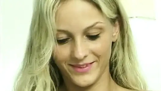 Seksi sarışın hatun amını büyük bir dildoyla dolduruyor