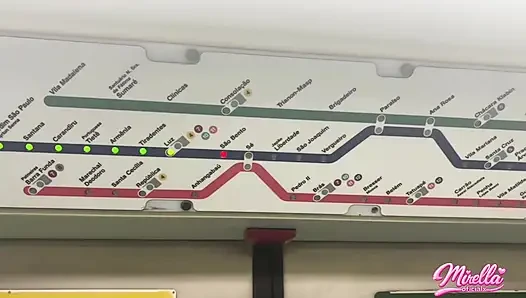 Она не может смотреть на отметку громкости и затащила меня внутри метро Сан-Паулу