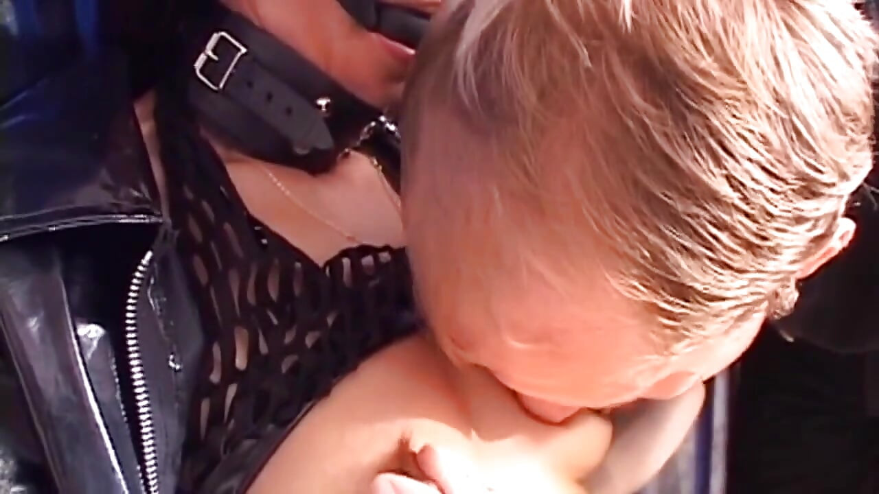 Vollbusige rothaarige MILF unterwirft sich Klammern und Ernte