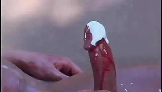 Cewek sange nyepong kontol dan pacarnya ngentot sambil dicrot di lantai
