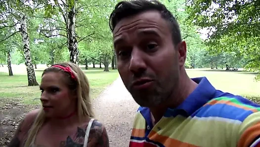 Милфа-блондинка с большими сиськами и татуированная принимает пикап, писающую и трах с глубоким заглотом