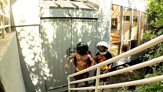 Жесткий секс в сексе вчетвером, девушки хотят их дырки полные и сперму на лице