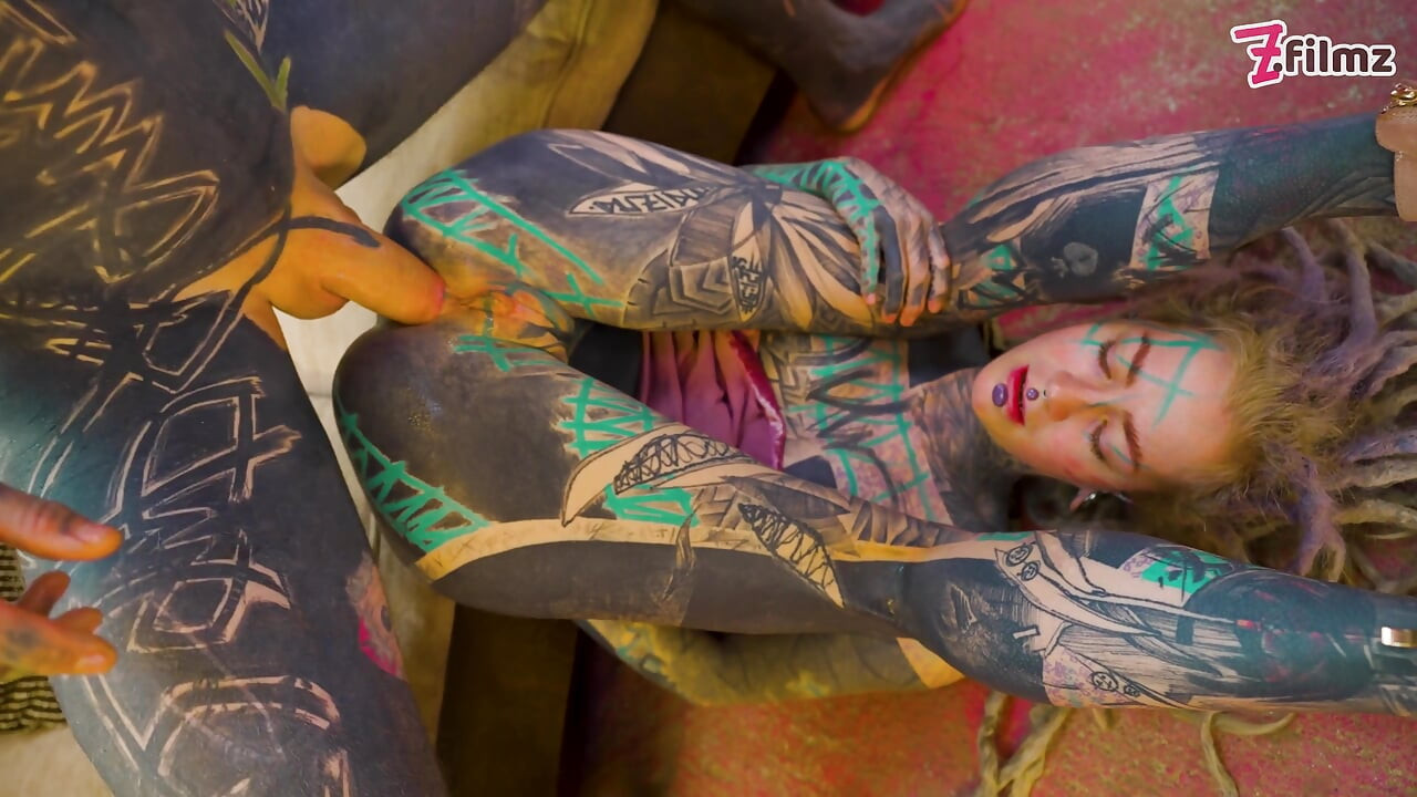 Sexy menina alt dreadhead cavalga um pau grande com sua bunda