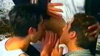 Un forestier gay baise deux jeunes garçons