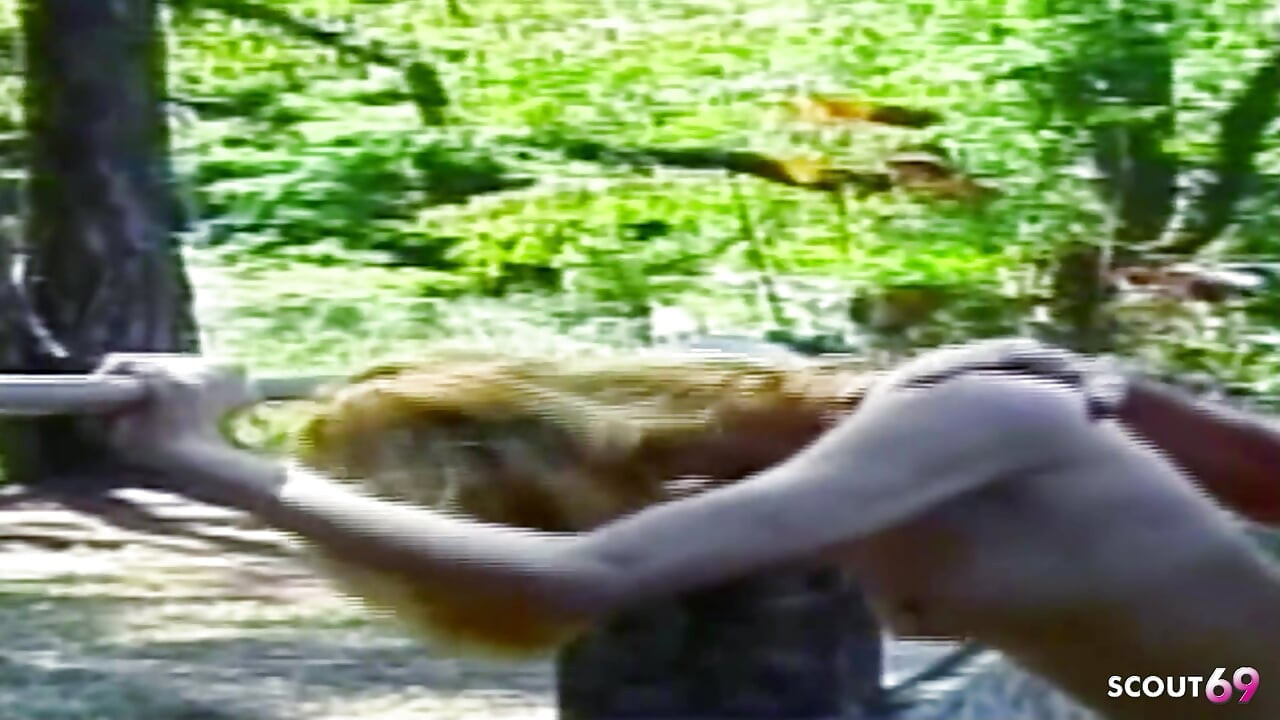 सुनहरे बालों वाली ट्रॅनी की तंग गांड में चुपके से जंगल में चुदाई