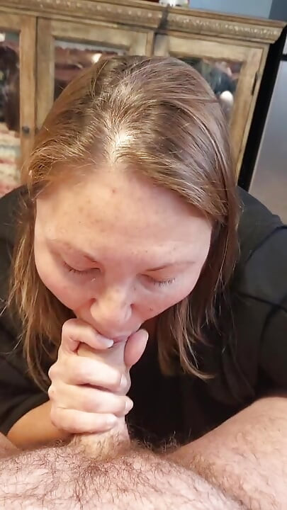 性感熟女喜歡取悅她的男人，並在一次又一次射精後吞下精液，嘴裡含著他的雞巴