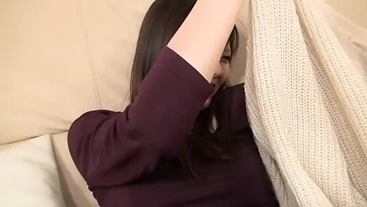 Japon amcık vibratörle parmaklanıyor ve sikiliyor