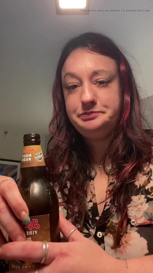 Baştan çıkarıcı iri güzel kadın rootbeer chug ve bella blast tarafından geğirme