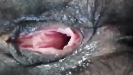 Desi geiles mädchen masturbckt mit einem dildo