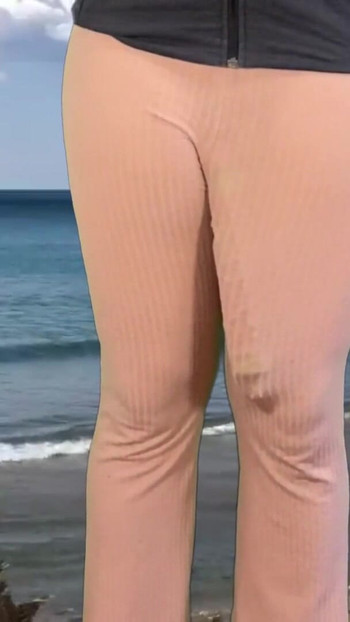 Snažan trenutak iz "Ogroman kurac shemale sperma na plaži"