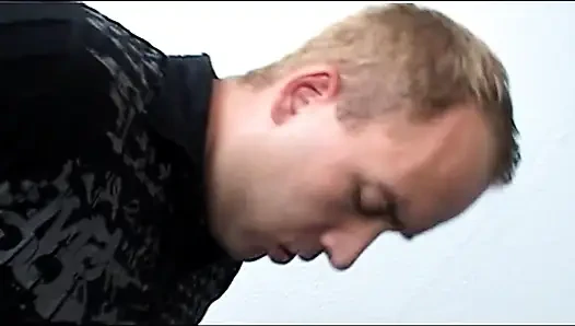 Сногсшибательная тинка в очках и с большими сиськами трахает пальцами ее киску