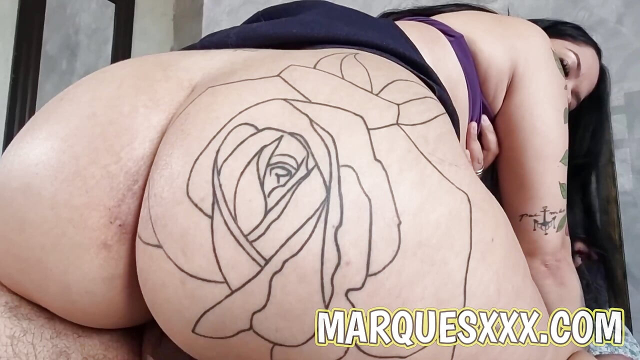 妻のマンコからペニスを抜き、妻の彼女のお口の中に入ってきました