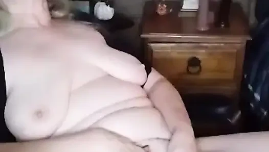 Ateşli iri güzel kadın yeni külotunu ovuyor!