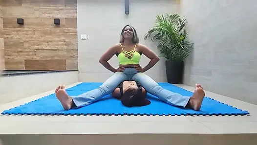 Perut dan dada diduduki veronica dan budaknya