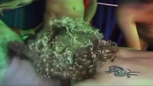 Sarışın bebeğin götü neon grup seks partisi