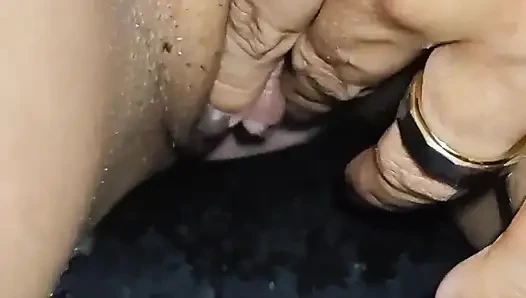 Aku dientot habis-habisan di gloryhole sambil direkam suami
