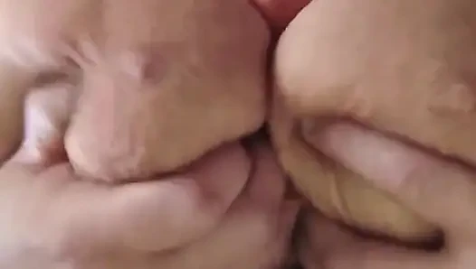 Cewek sange ini lagi asik nyepong kontol dan toketnya dientot habis-habisan di klub malam