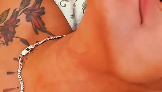 Pratibha mengisap penis temannya Akash dan minum air.