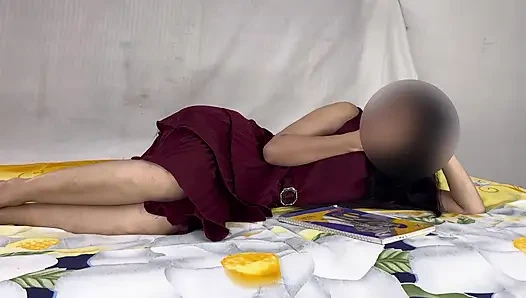 Zengin bir aileden bir kız eğitim öğretmeniyle seks yapıyor.