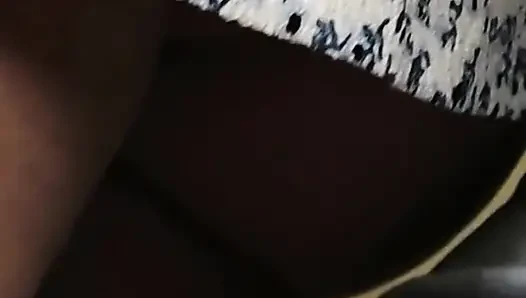 Cowok sange ini lagi asik muasin pantat bahenol komuternya pakai kontol besar di dalam kereta
