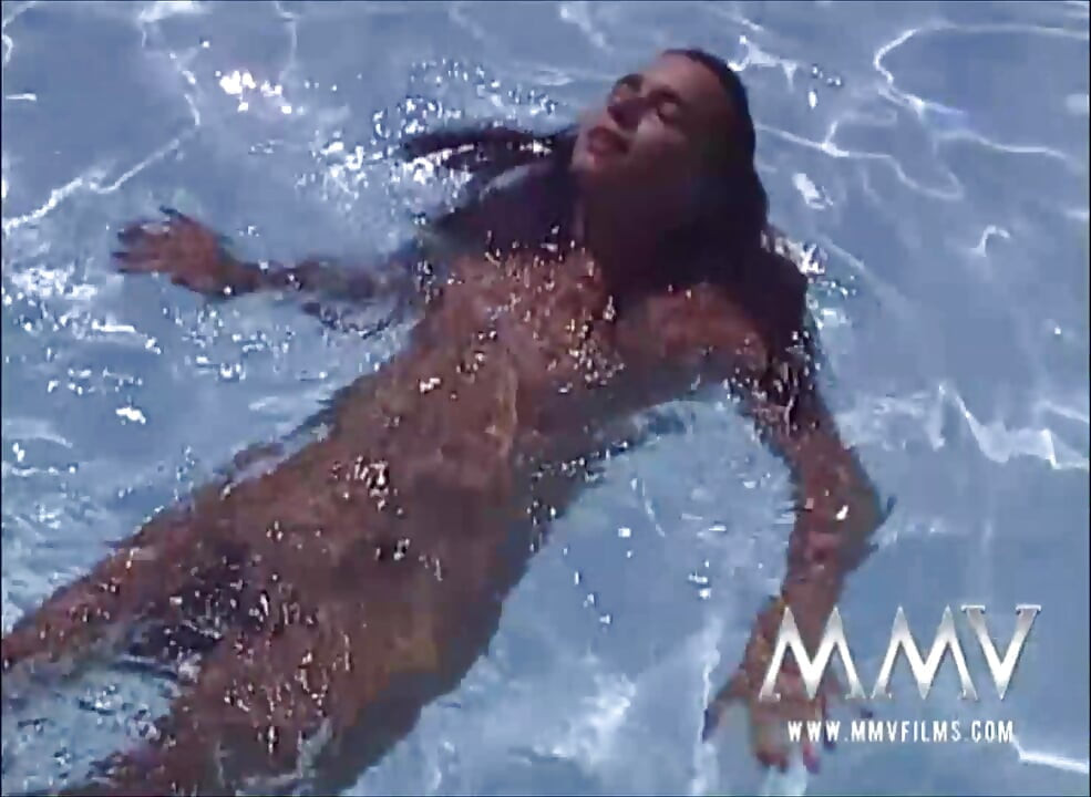 Glamour gata entra na piscina