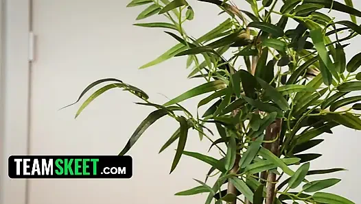 Ведьма Марли накладывает любовные чары на Nicky Rebel и осушает его досуха