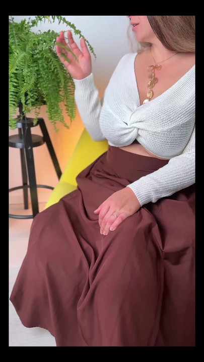 MILF yang elegan memakai pakaian yang indah.