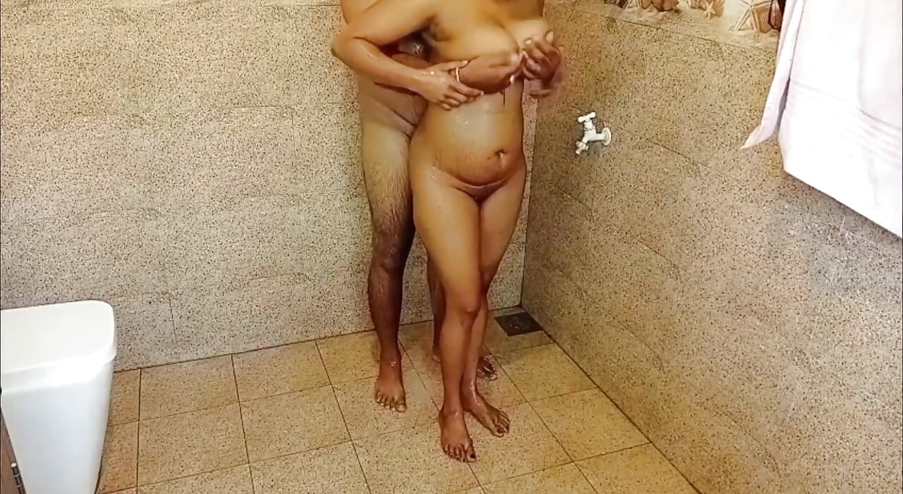Soția Este Futută În Baie Cu soțul Și Prietenul