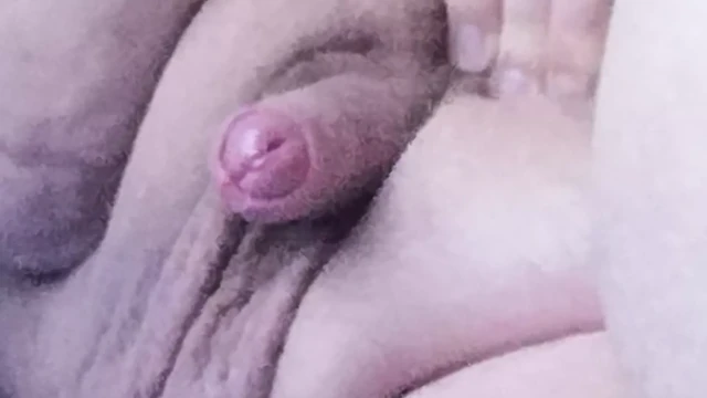 Big Baer wanks his little cock with big cum