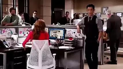 Tarian seksi Karen Gillan