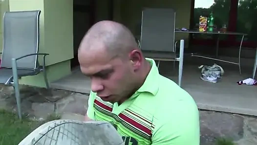 Schöne blonde muschi fickt muschi und lecken im garten