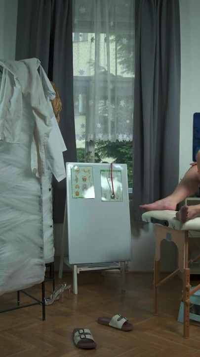 CUCK4K. Dokter jaagde op haar poesje | Clip 2