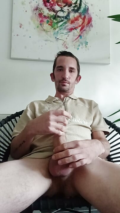 XXL penis van een jonge man met zijn grote cumshot