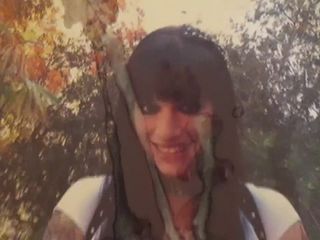 Emily (грудастая металлическая крошка) в любительском видео