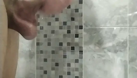Duşta yarağım patlayana kadar sert mastürbasyon yapıyorum.