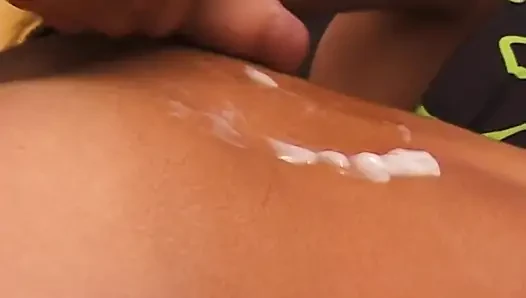 Cewek rambut cokelat yang sensual dan sange ngentot di adegan amatir