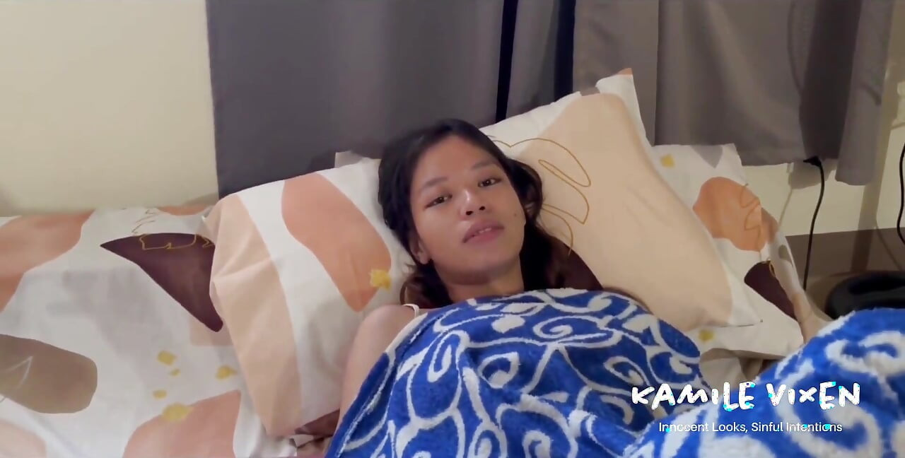 Prawdziwa Filipina 18-letnia masturbuje się owłosioną cipką Złapany przez Stepbro