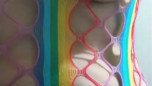 Ibu tiri menunjukkan pakaian yang akan dia kenakan ke karnaval jalanan, bagaimana menurutmu?